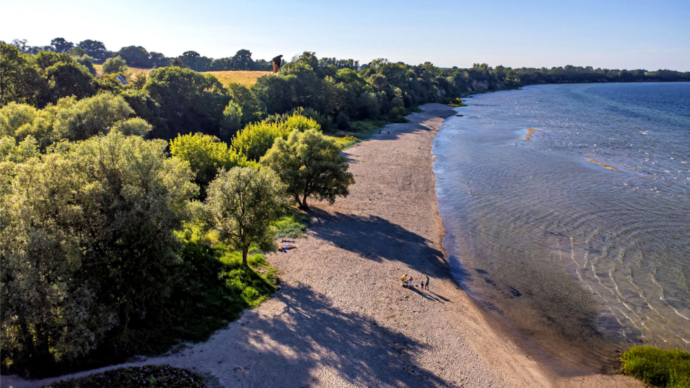 Spazieren, schmökern, spielen: Die Ostseestrände wie hier Wohlenberg bei Klütz oder in Heiligendamm bieten pure Entspannung. © DJD/wwwostseeferiende/Stadt Klütz/Karl & Karl