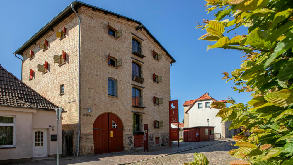 Das Klützer Literaturhaus "Uwe Johnson" im alten Getreidespeicher ist ein Forum für Lesungen, Filme, Ausstellungen und Workshops, es beherbergt die Stadtinformation und -bibliothek. © DJD/wwwostseeferiende/Stadt Klütz/Karl & Karl