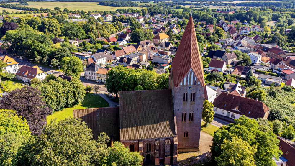 Der historische Stadtkern von Klütz lädt zum Bummeln und Entdecken ein. ©DJD/wwwostseeferiende/Stadt Klütz/Karl & Karl