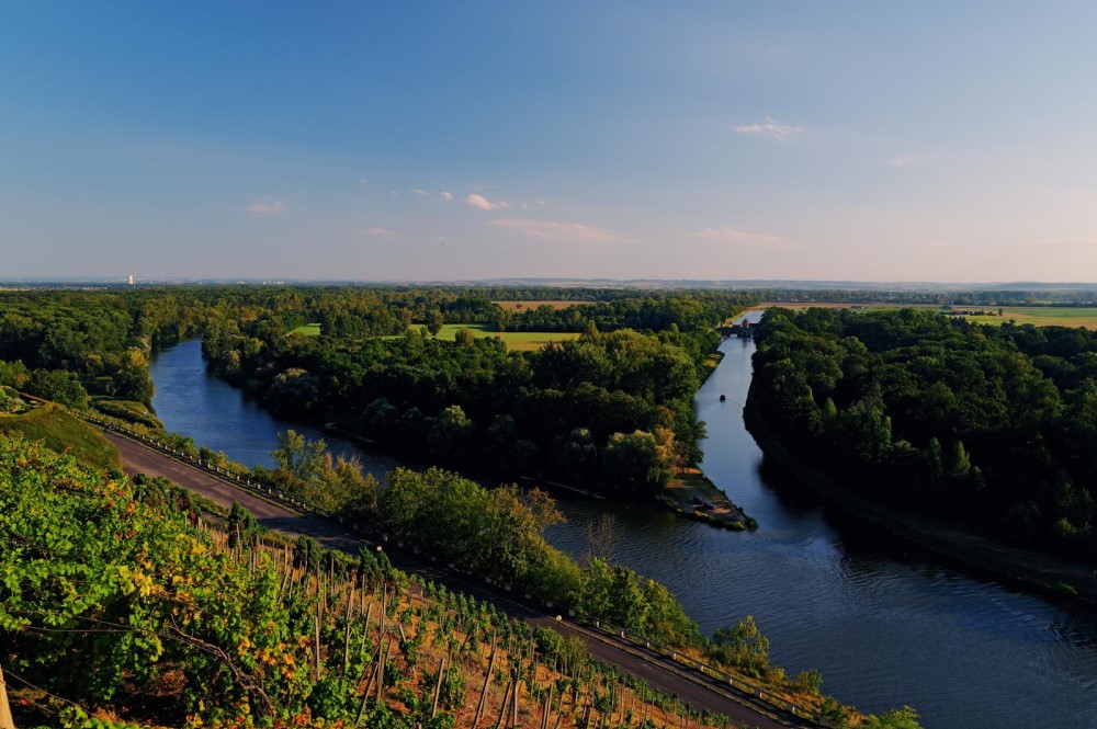 Kanal und Fluß treffen zusammen   Foto: © Alexander Lommatzsch