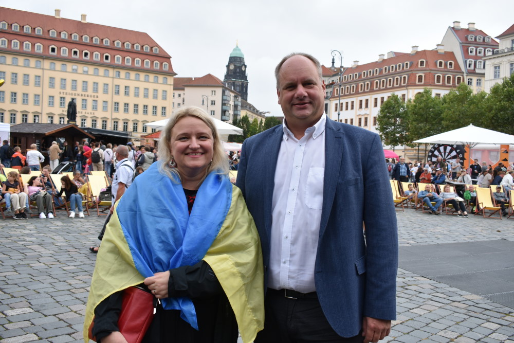 Natalija Bock und Dresdens OB Dirk Hilbert auf einem Fest im August 2022  Foto: © MeiDresden.de/Mike Schiller