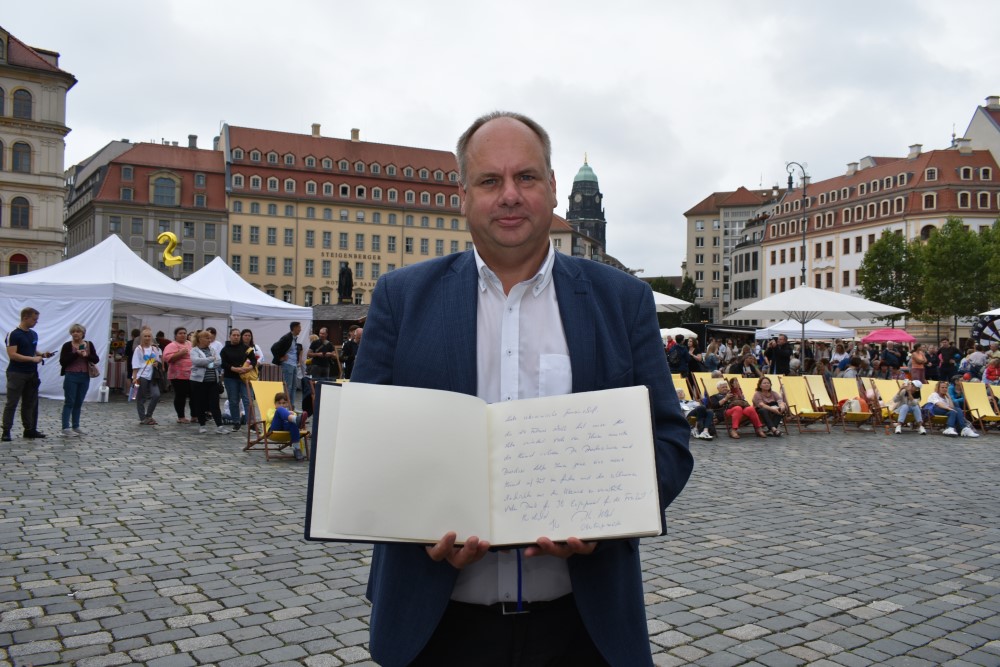 Ein Gästebuch für die Ukraine Community  - OB Dirk Hilbert schrieb als erstes in das Gästebuch   EXKLUSIV Foto: © MeiDresden.de/Mike Schiller