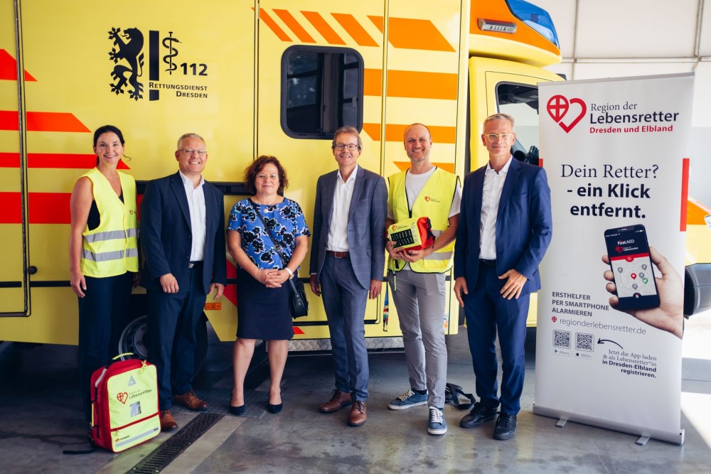 v.l.n.r: Lebensretterin, Wirtschaftsbürgermeister Jan Pratzka, Kati Kade (Landkreis Sächsische Schweiz-Osterzgebirge), Manfred Engelhard (Landkreis Meißen), Lebensretter, Dr. Markus Reichel © Landeshauptstadt Dresden 