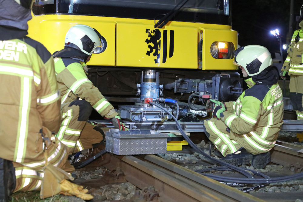 © Roland Halkasch Symbolbild: Einsatzkräfte heben eine Straßenbahn mit einem Hydraulikzylinder an.