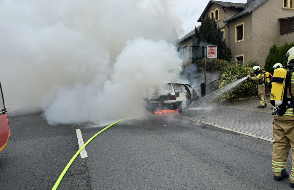 © Feuerwehr Dresden Einsatzkräfte unter Atemschutz nehmen die Brandbekämpfung auf.