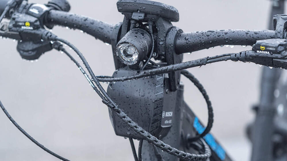 Auch im Herbst und im Winter kann man mit dem Fahrrad oder mit dem Pedelec sicher unterwegs sein ©DEKRA