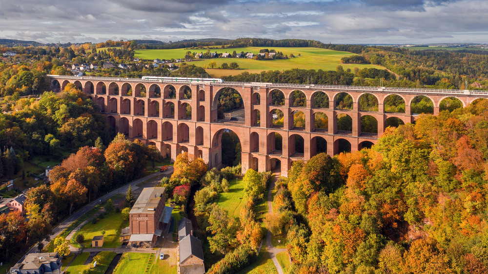 Die berühmte Göltzschtalbrücke ist von Greiz aus gut mit dem Fahrrad zu erreichen. Foto: DJD/Tourismusverband Vogtland/S. Theilig