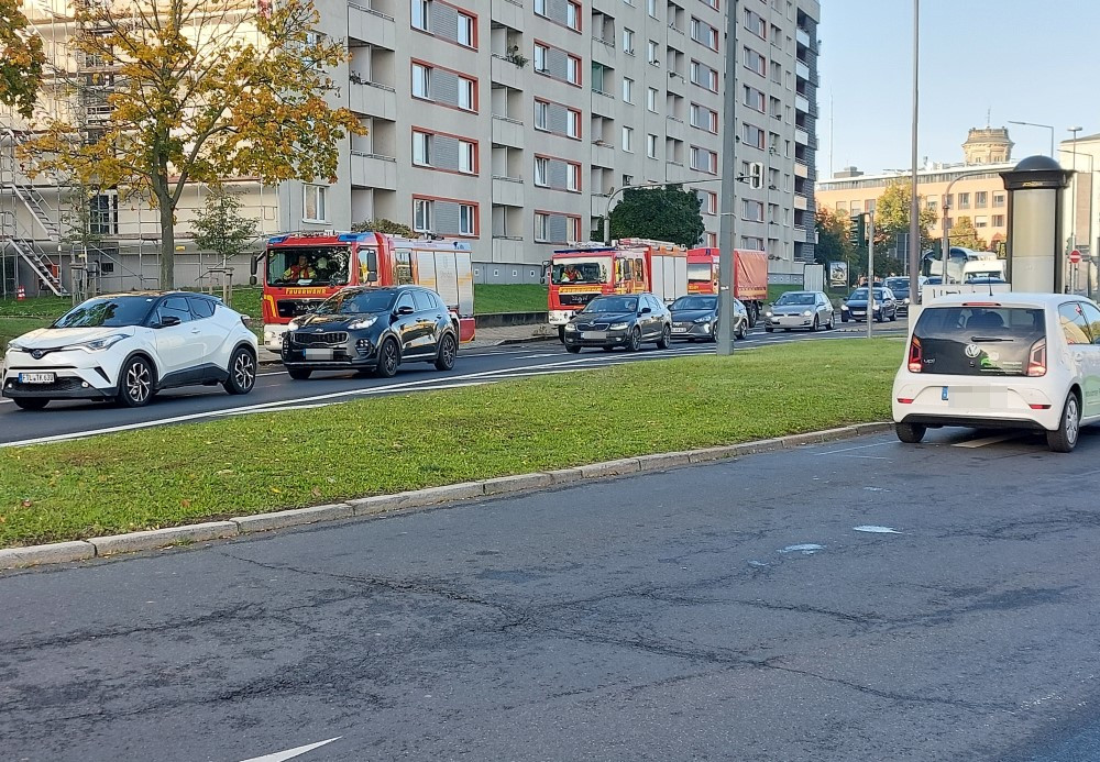 Weitere Eionsatzfahrzeuge wurden an der Pillnitzer und Steinstraße in Warteposition gesetzt. Foto: © MeiDresden.de