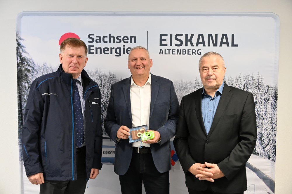 (v.l.n.r.) Staatssekretär Dr. Frank Pfeil, Sächsisches Staatsministerium des Innern, Geschäftsführer Jens Morgenstern, Wintersport Altenberg (Osterzgebirge) GmbH und Landrat Michael Geisler, Landkreis Sächsische Schweiz-Osterzgebirge zur „Schlüsselübergabe“   Bilder © Landkreis Sächsische Schweiz-Osterzgebirge