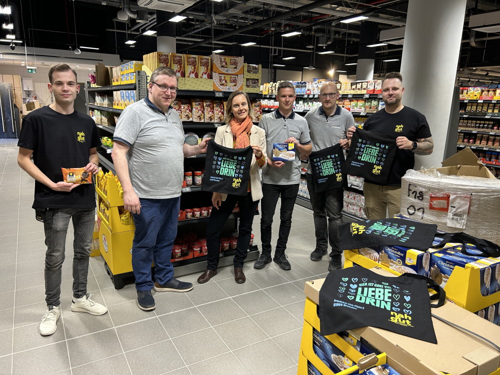 v.l.n.r. Tobias Fröber (stellvertretender Marktleiter), Mario Hirte (Gebietsleiter Regie der EDEKA Unternehmensgruppe Nordbayern-Sachsen-Thüringen), Nora Weinhold (Pressesprecherin SachsenEnergie), Lucas Kentsch (stellvertretender  Marktleiter), Matthias Fröber vom Einrichtungsteam und Michael Brückner, "nah & gut"-Marktleiter   Foto: ©meeco Communication Services