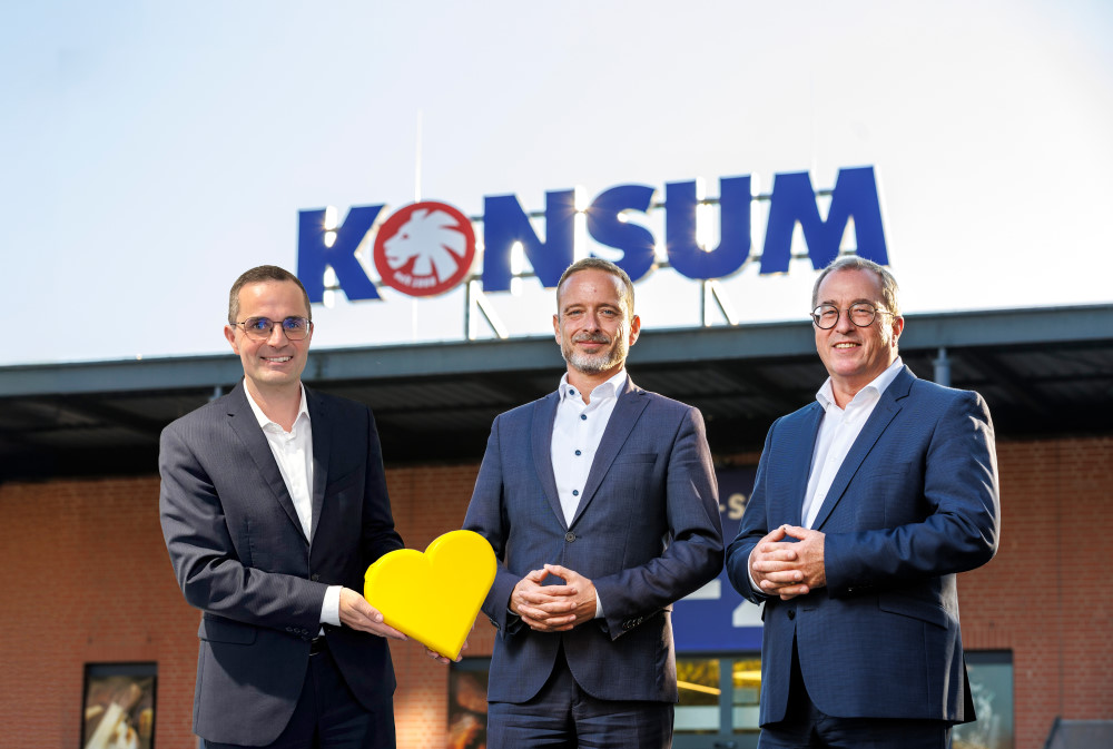 © KONSUM DRESDEN eG | Sebastian Kohrmann (Vorstandssprecher EDEKA Nordbayern-Sachsen-Thüringen), Sören Goldemann (Vorstandssprecher KONSUM DRESDEN eG), Roger Ulke (Vorstandsmitglied KONSUM DRESDEN eG)