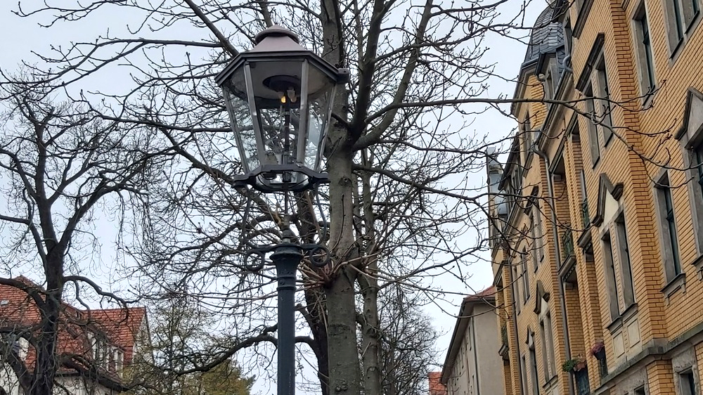 Unter anderem an der Hubertusstraße im Stadtteil Pieschen leuchten weiterhin historische Gaslaternen. Foto: MeiDresden.de