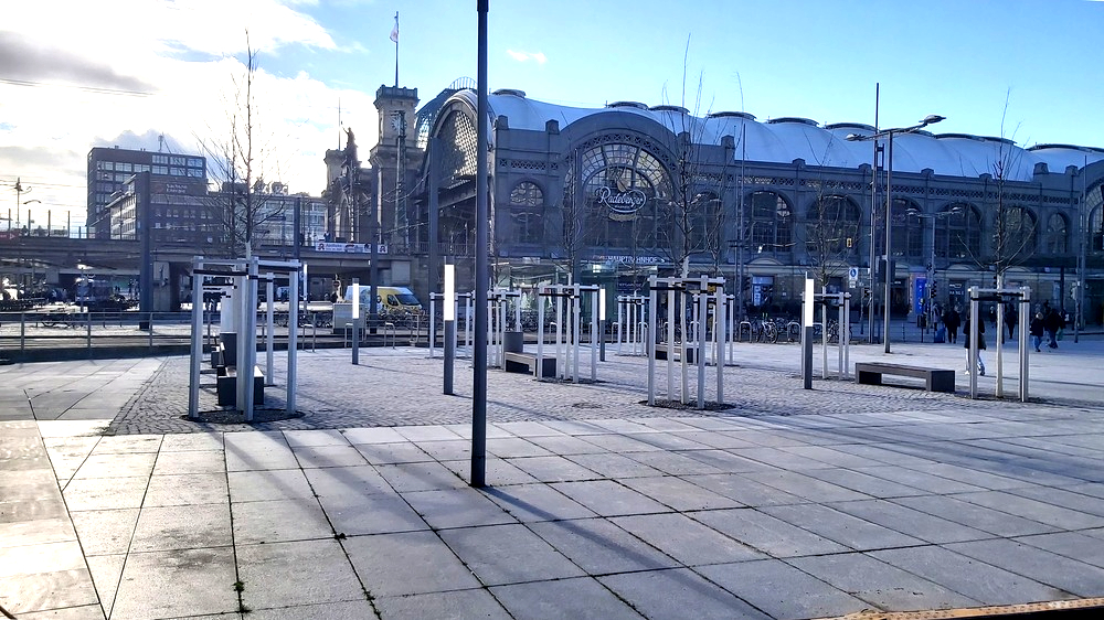 An der Prager Spitze sind neue Bäume gepflanzt worden, um die Aufenthaltsqualität am Wiener Platz spürbar zu verbessern.  Foto:MeiDresden.de