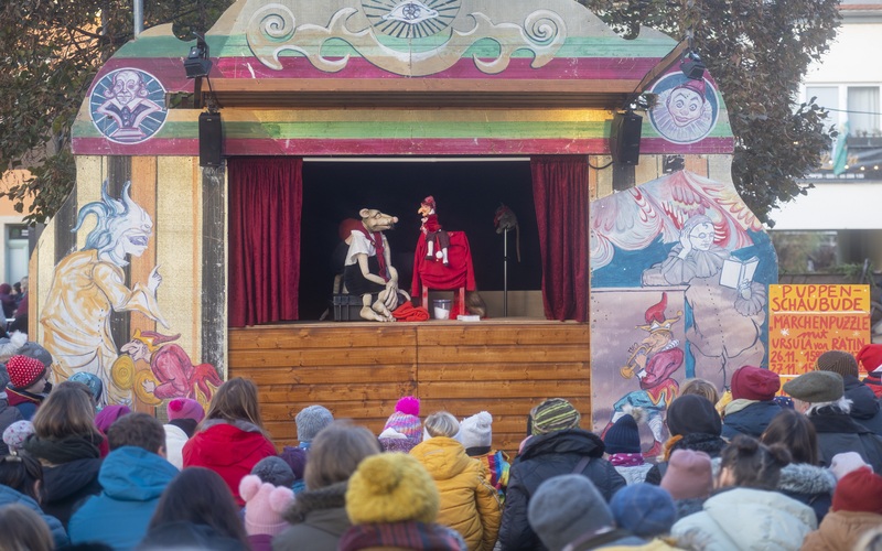 Weihnachtsmarkt Radebeul - Theaterratte Ursula von Rätin mit Ulrike Fritzsche. Foto: Norbert Millauer