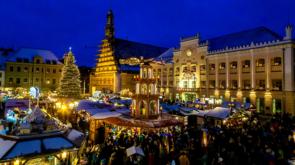 Der große leuchtende Weihnachtsbaum schmückt den Zwickauer Hauptmarkt in der stimmungsvollen Adventszeit. Foto: DJD/Tourismusverband Chemnitz Zwickau Region/Matrosse.de