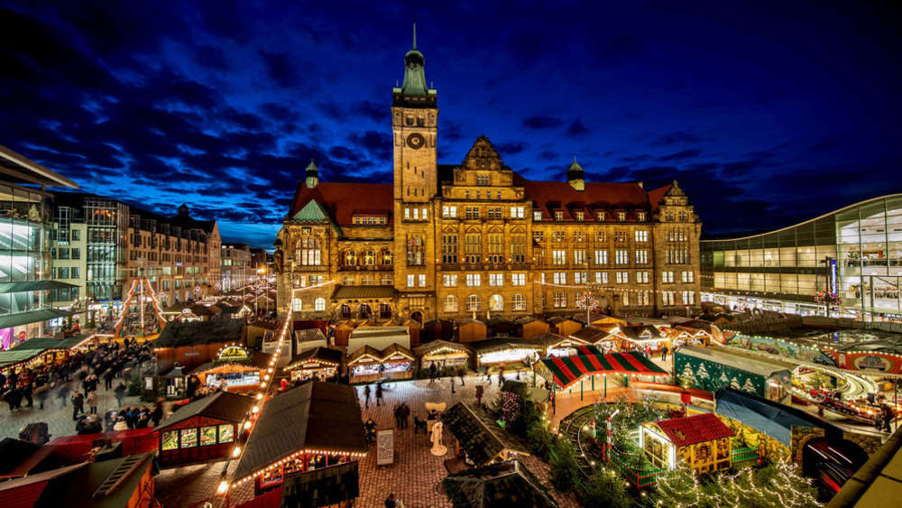 Fröhliches Zusammensein auf dem Chemnitzer Weihnachtsmarkt mit dem Duft gebrannter Mandeln und dem wohligen Gefühl nach einem heißen Glühwein. Foto: DJD/Tourismusverband Chemnitz Zwickau Region/Igor Pastierovic