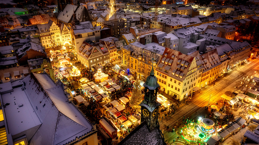 Das zauberhafte Flair vieler kleiner Buden macht den Weihnachtsmarkt in Zwickau zu einem der schönsten der Region. Foto: DJD/Tourismusverband Chemnitz Zwickau Region/Marco Unger