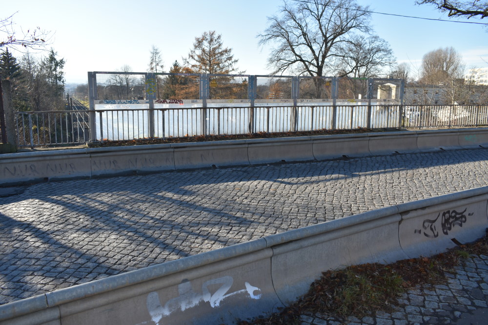 Brücke, was da noch übrig geblieben ist über die Bahngleise an der Fabricestraße   Foto: © MeiDresden.de