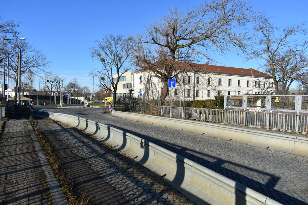 Brücke, was da noch übrig geblieben ist über die Bahngleise an der Fabricestraße - Im Hintergrund die Feuer und Rettungswache 1 Albertstadt    Foto: © MeiDresden.de