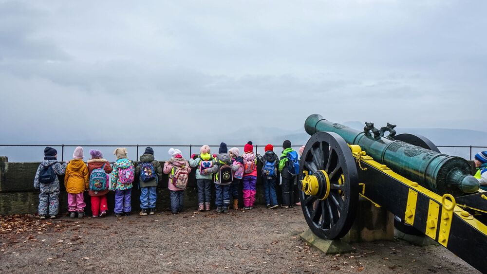 Faszinierende Aussicht: Am Dienstag waren die Kinder der Kita Farbenspiel aus Pirna auf Adventsausflug auf der Festung Königstein und haben das Festungsgelände erkundet, Foto: Festung Königstein gGmbH