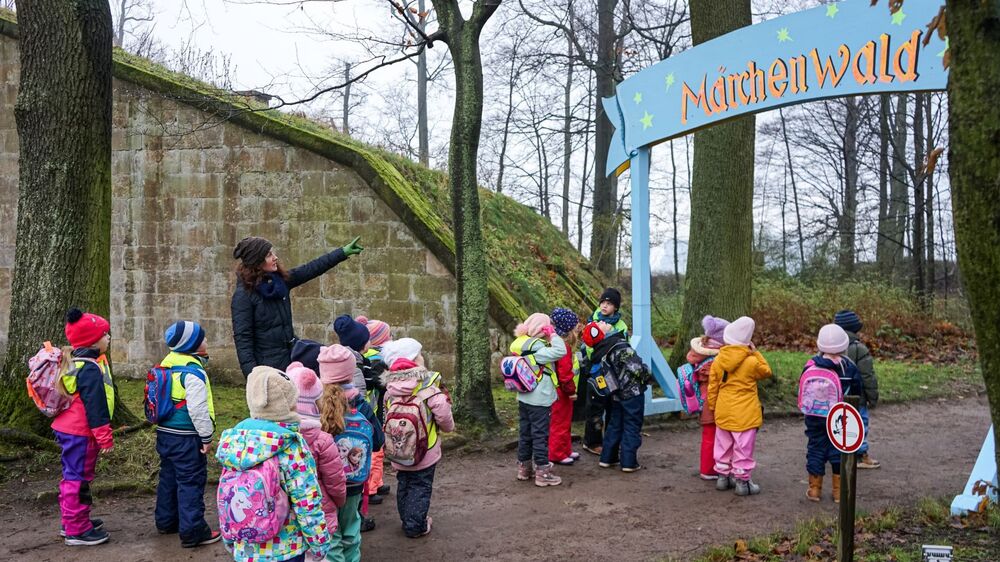 Weihnachtlich geschmückt: In der Adventszeit können im gesamten Festungswald der Festung Königstein bunte Märchenfiguren entdeckt werden, Foto: Festung Königstein gGmbH