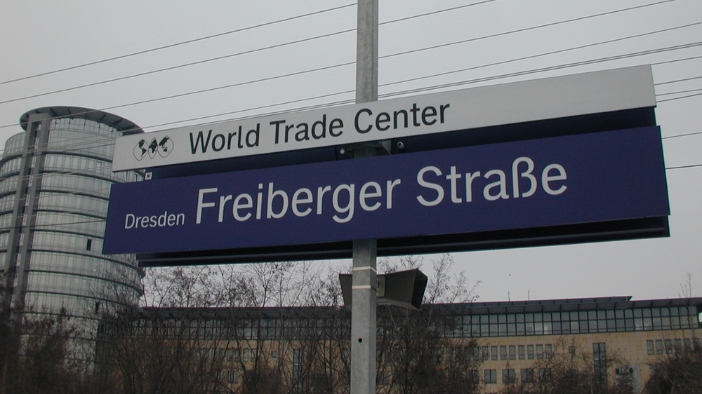 Bilanz Freiberger Straße -  Stationsschild. Foto: Verkehrsverbund Oberelbe