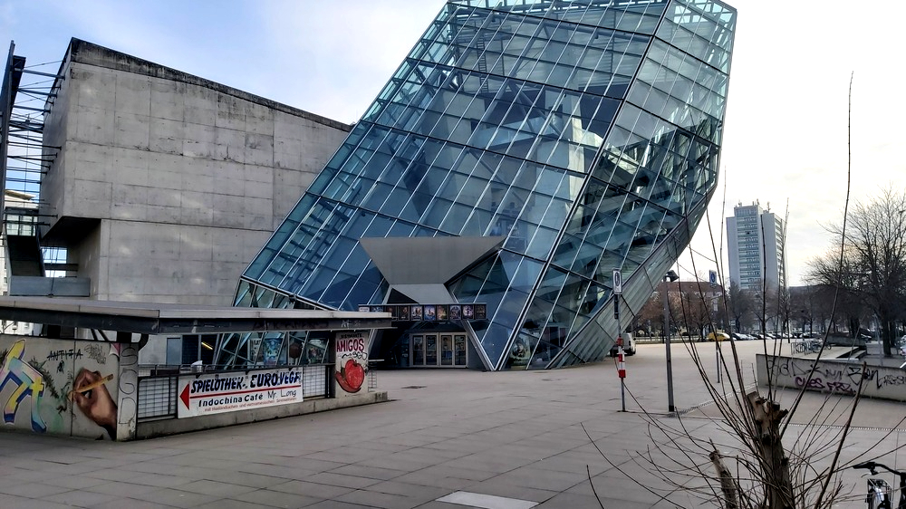 Unübersehbar im Zentrum ist der Kristallpalast. Foto: MeiDreden.de