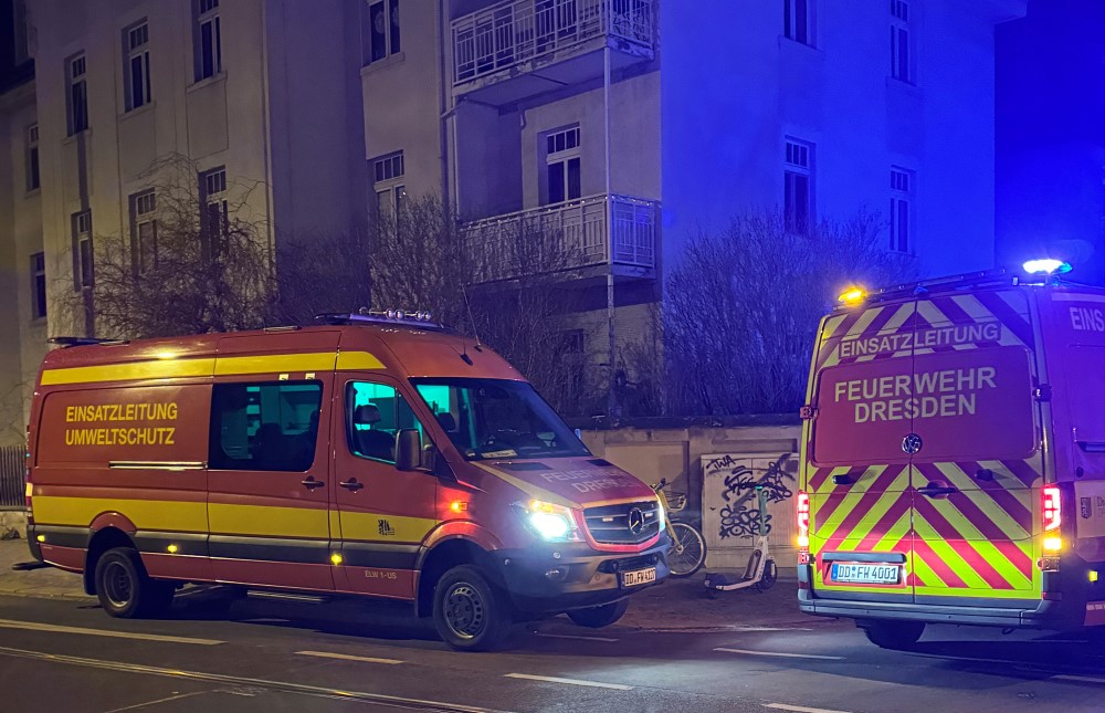 © Feuerwehr Dresden Einsatzfahrzeuge stehen auf der Schandauer Straße Ecke Schaufußstraße