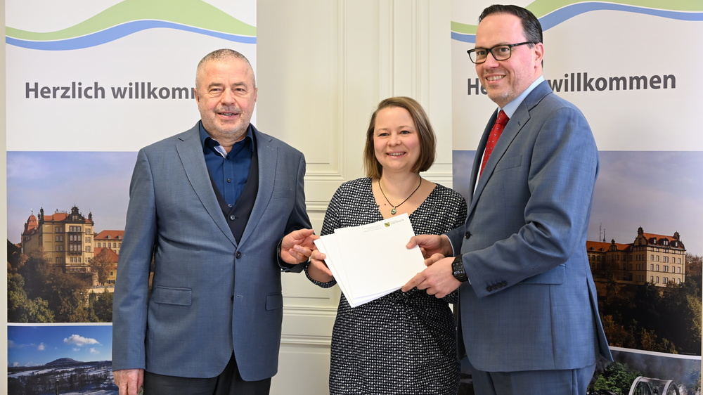 Digitalminister Dirk Panter übergibt Fördermittelbescheide an Landrat Michael Geisler und Projektverantwortliche Kati Zuber- Foto: Landratsamt Sächsische Schweiz Osterzgebirge