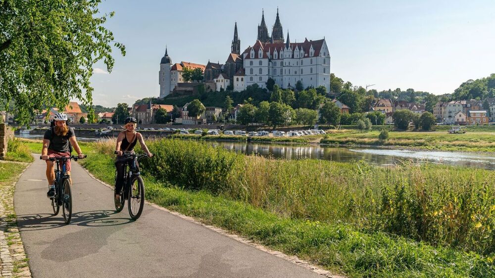 Radfahrer auf dem Elberadweg vor der Albrechtsburg in Meißen Foto:  Maximilian Semsch