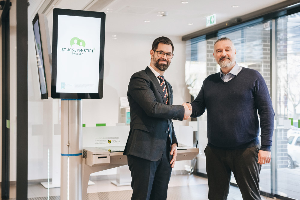 Roman Wygas von der DeGIV übergibt einen der fünf neuen Terminals an Jens Wohlrabe vom St. Joseph-Stift Dresden    Foto: Krankenhaus St. Joseph-Stift Dresden GmbH