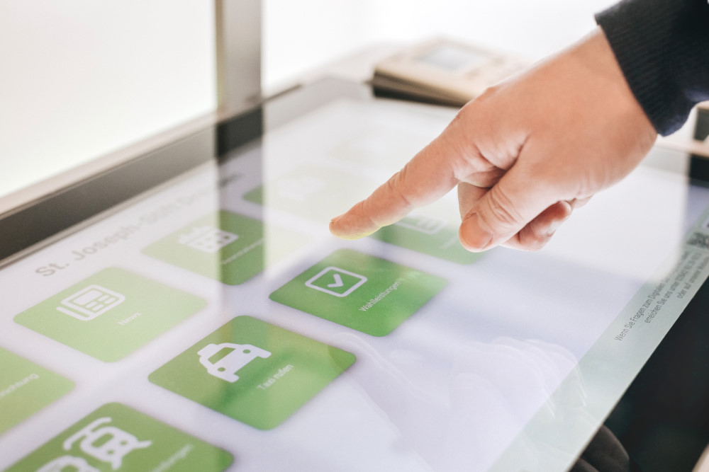 Per Touchscreen lassen sich Informationen und Services unkompliziert abrufen.  Foto:  Krankenhaus St. Joseph-Stift Dresden GmbH