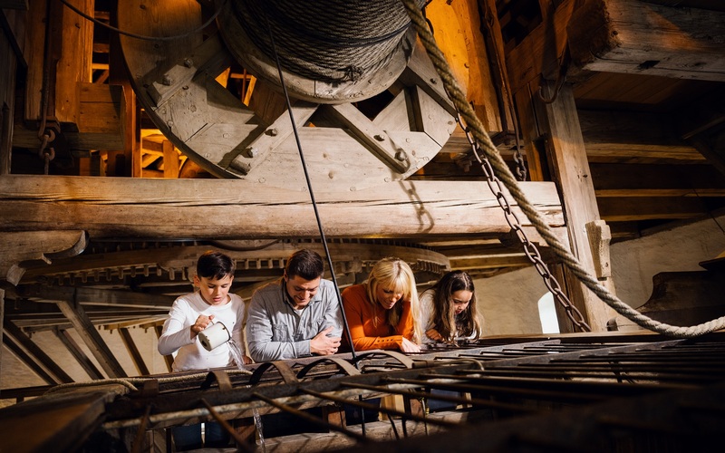 Schloss Augustusburg Familie im Brunnenhaus. Foto: Carsten Beier