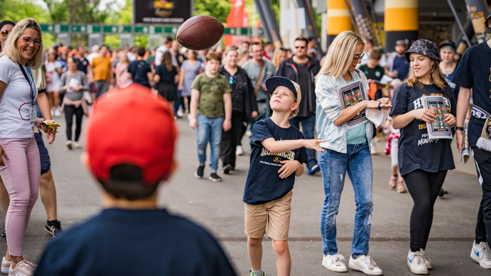 Stimmung vor dem Rudolf-Harbig-Stadion. Foto: Jörg Meißner