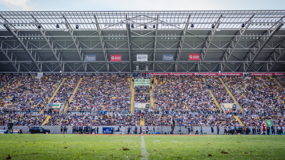 Stimmung im Rudolf-Harbig-Stadion. Foto: Leo Ziems