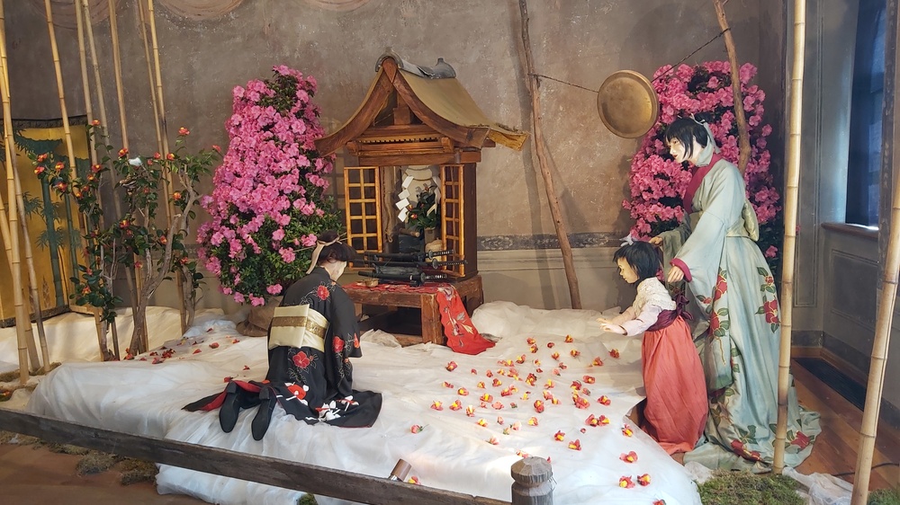 Liebevoll gestaltet ist die Kamelienschau im Landschloß. Foto: MeiDresden.de