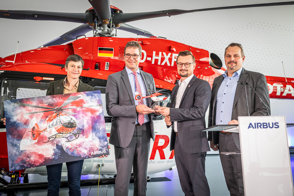 Übergabe der 40. H145 bei Airbus Helicopters in Donauwörth. Von links nach rechts zu sehen sind: Daniela Dudek (Leiterin H145-Programm bei Airbus Helicopters), Dr. Klaus Przemeck (Mitglied der Geschäftsführung Airbus Helicopters in Deutschland), Roman Morka (Vorstand Technik der DRF Luftrettung) und Timo Demeter (Leiter CAMO bei der DRF Luftrettung) (Quelle: Christian Keller / Airbus Helicopters