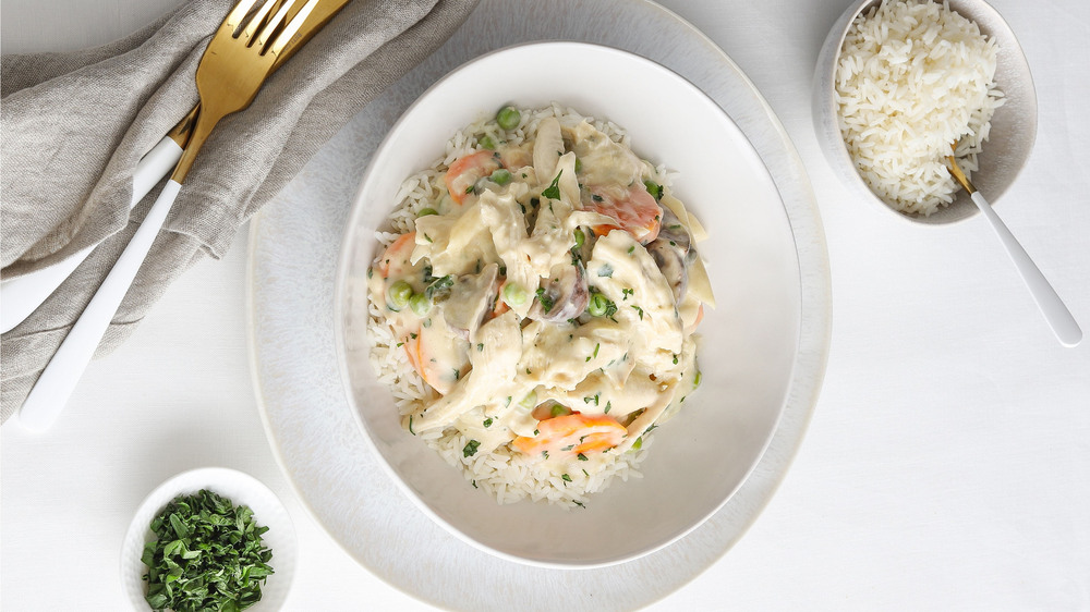 Cremiges Hähnchenfrikassee: Die Begeisterung über solche klassischen Geflügelgerichte hat sich über die Generationen hinweg erhalten. Foto: DJD/www.deutsches-geflügelde