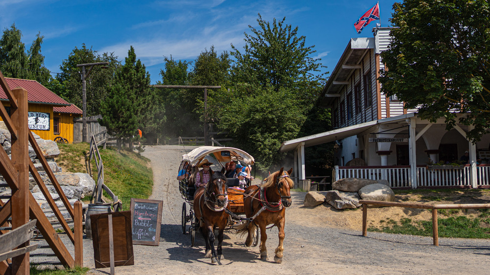 Kutsche fahren und Ponyreiten, Goldschürfen und Bogenschießen gehören zu den Aktivitäten  bei Pullman City Harz. Foto: DJD/Tourismusbetrieb Oberharz am Brocken/Jan Reichel
