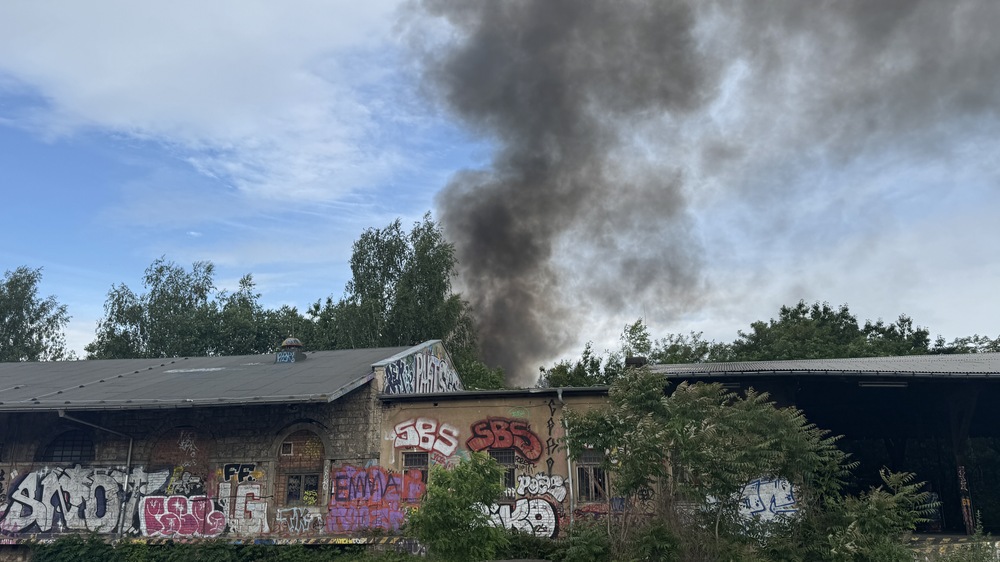 © Feuerwehr Dresden Die Rauchentwicklung ist weithin sichtbar.