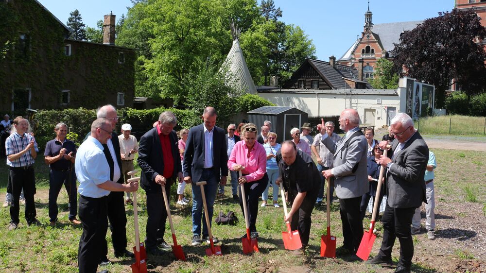 Am Samstag erfolgte der erste Spatenstich für den Erweiterungsneubau des Karl May Museums. Foto: Stadtverwaltung Radebeul