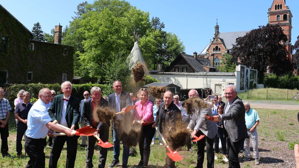 Spatenstich am Neubau Karl May Museum v.l. Dr. Eppinger, Dr. Müller, Bert Wendsche, Ralf Hänsel, Barbara Klepsch, Robin Leipold, Dr. Kunze, Herr Mehnert.. Foto: Stadtverwaltung Radebeul