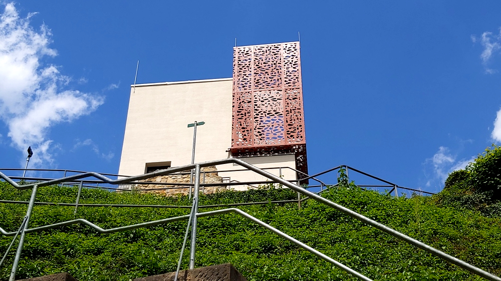 Schönheit oder Moderne? Beim neuen Aussichtsturm auf der Burg Wehlen gehen die Meinungen weit auseinander. Foto: MeiDresden.de