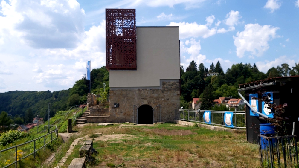 Seit Juni ist der neue Aussichtsturm auf der Burg Wehlen öffentlich zugänglich,nicht jeder findet diesen Turm zur alten Burgruine passend. Foto: MeiDresden.de