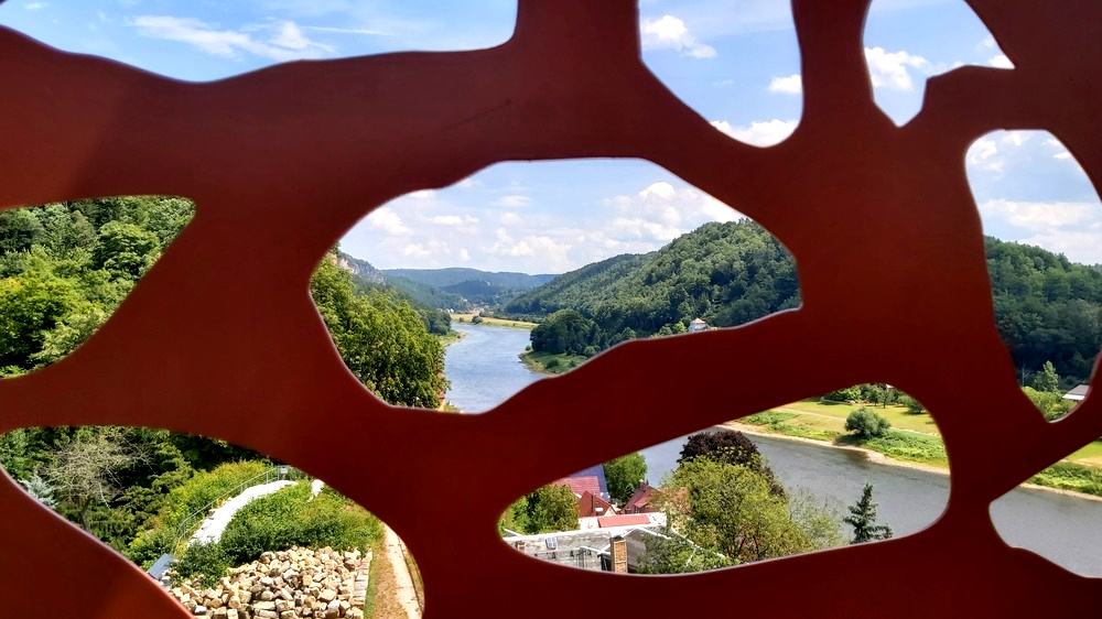 Der Aussichtsturm mit seiner löcherigen Stahlblechfassade ist auch gut für Schnappschüsse geeignet. Foto: MeiDresden.de