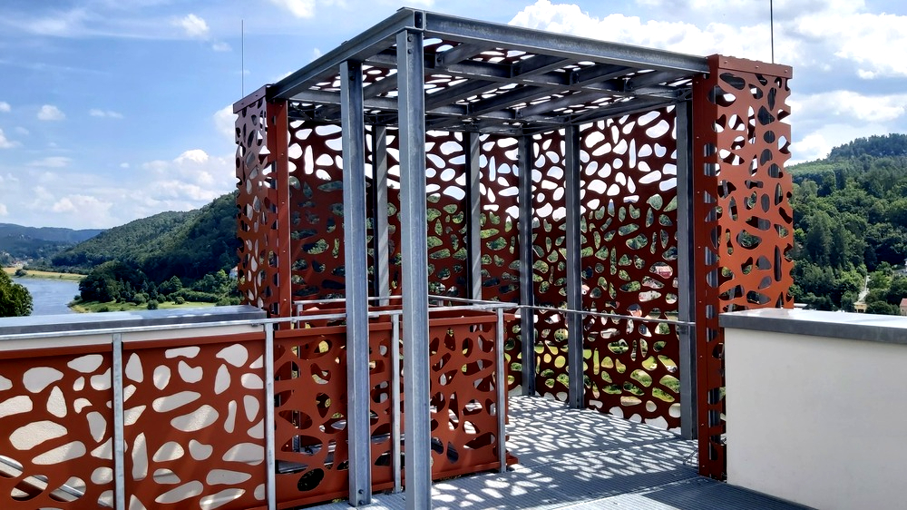 Von der Plattform auf dem neuen Turm der Burg Wehlen kann man das Panorama der Sächsischen Schweiz geniessen. Foto: MeiDresden.de