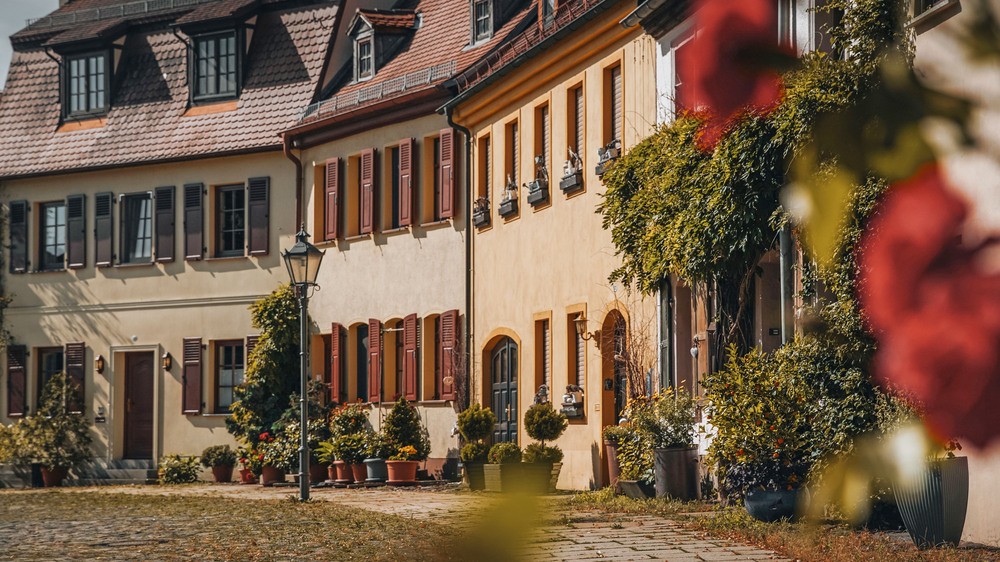 Das malerische Nikolaiviertel im Herzen von Altenburg ist geprägt von schmalen Gassen und kleinen Häusern. Foto: DJD/Tourismusverband Altenburger Land/Johannes Bondzio