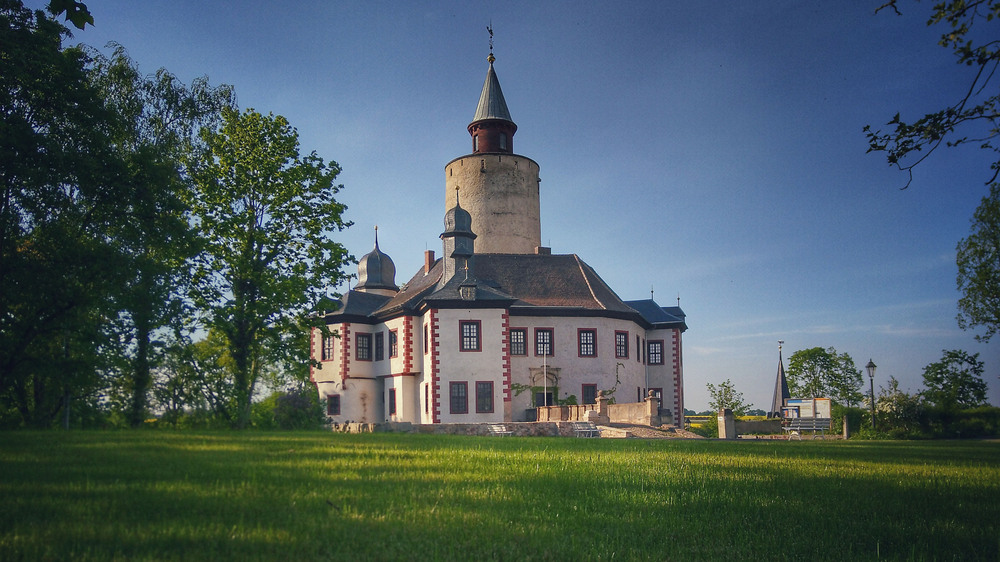 In der 800 Jahre alten Burg kann man die Geschichte der Region im Dreiländereck Thüringen, Sachsen und Sachsen-Anhalt entdecken. Bis zum 17. August findet hier zudem die Sonderausstellung "Taktvoll" statt. Foto: DJD/Tourismusverband Altenburger Land/Museum Burg Posterstein