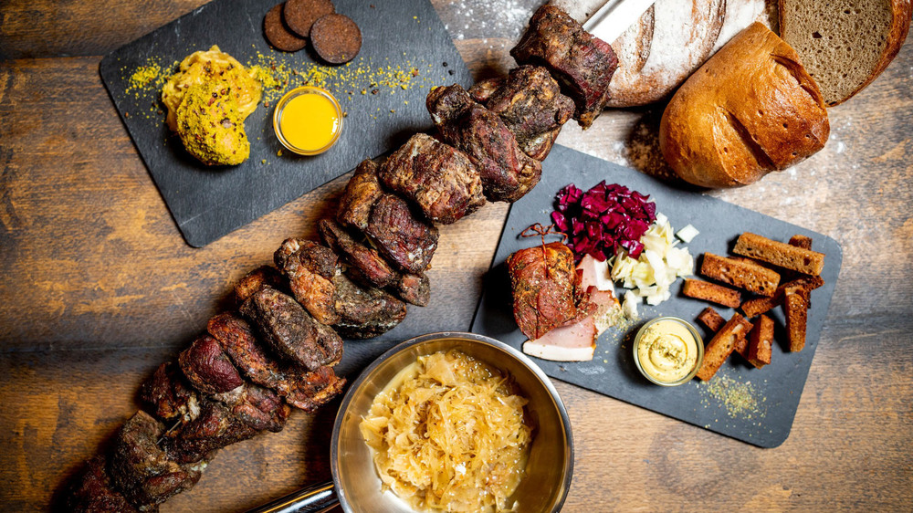 Das Altenburger Land verführt mit regionalen Köstlichkeiten wie dem traditionellen Schmöllner Mutzbraten. Bei einem Besuch in einem der zahlreichen Restaurants kann man sie genießen. Foto: DJD/Tourismusverband Altenburger Land/Heimatgenuss Mitteldeutschland