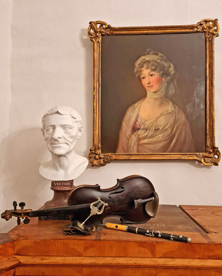 Die Sonderausstellung "Taktvoll" erzählt auf Burg Posterstein noch bis zum 17. August 2025 die Musikgeschichte und die Geschichte des Musiklernens von der Zeit der historischen Salons bis heute. Foto: DJD/Tourismusverband Altenburger Land e.V./Museum Burg Posterstein